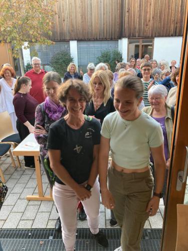 Eingang-froehliche-Besucherinnen