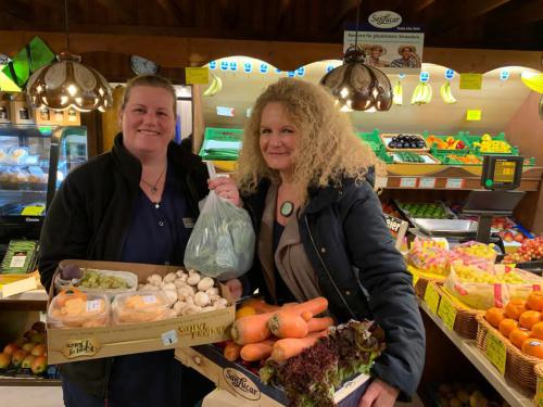 Frau-Kretschmann-und-Moni-Theke