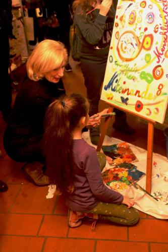 Julia-und-Kinder-malen-2