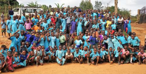 Kinder-in-Uganda-mit-ein-Dollar-Brillen