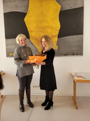 Moni und Steffi bei Blumenübergabe